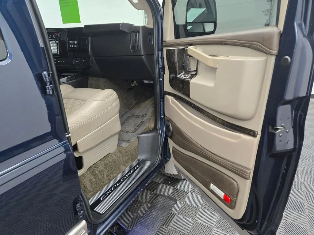 2023 GMC Savana Cargo Work Van - Photo 28