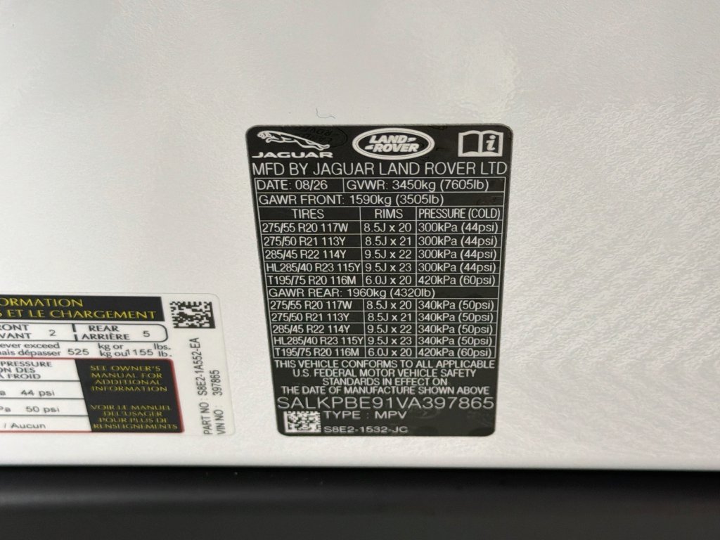 New 2027 Fuji White Land Rover SE image 34