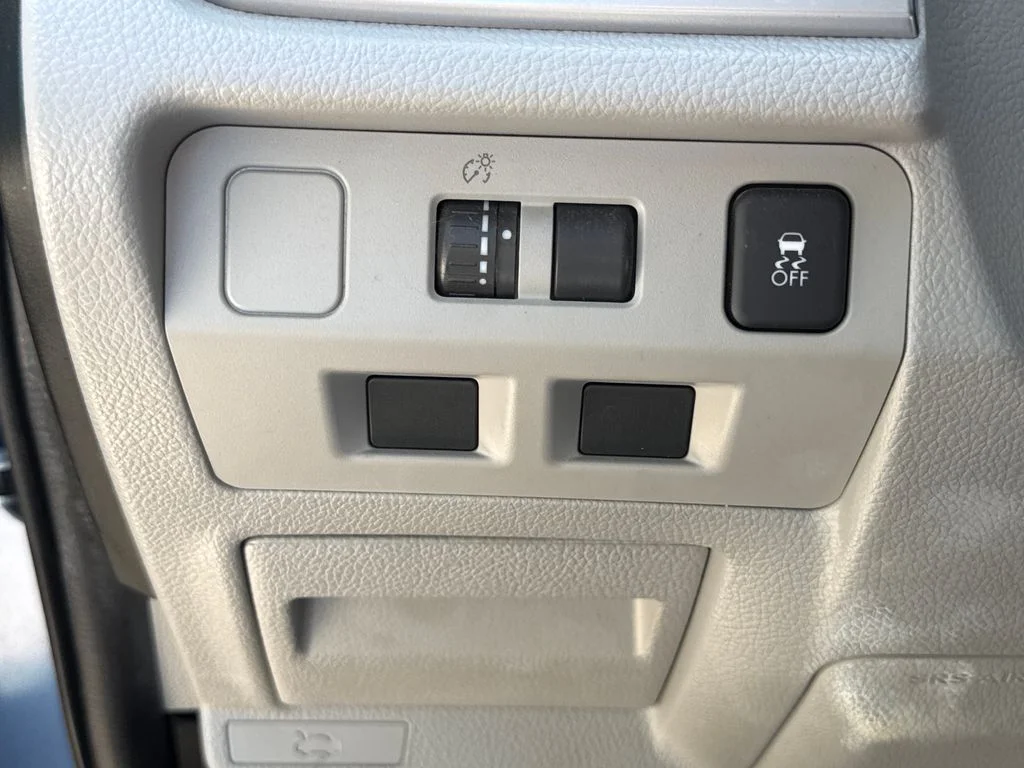 Used 2015 Quartz Blue Subaru 2.5i image 30