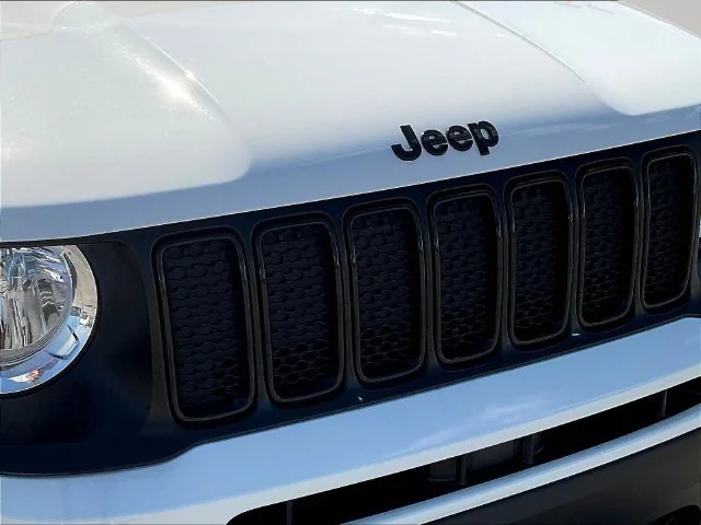 Used 2023 White Jeep Altitude image 32