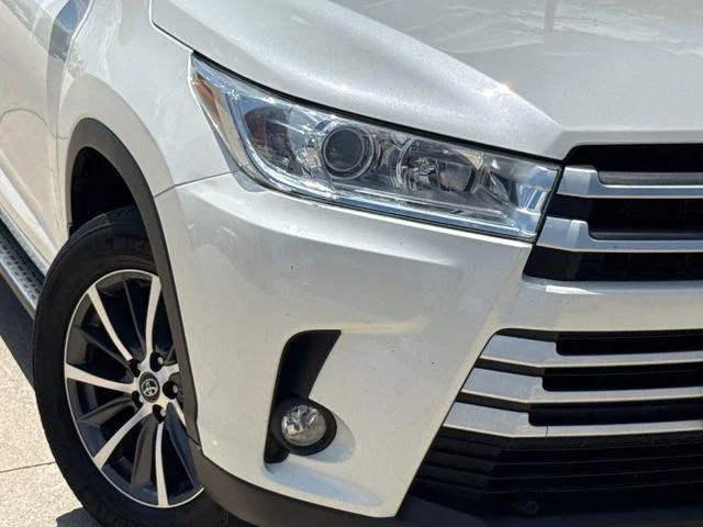 Certified Used 2018 BLIZZARD PEARL Toyota XLE image 5