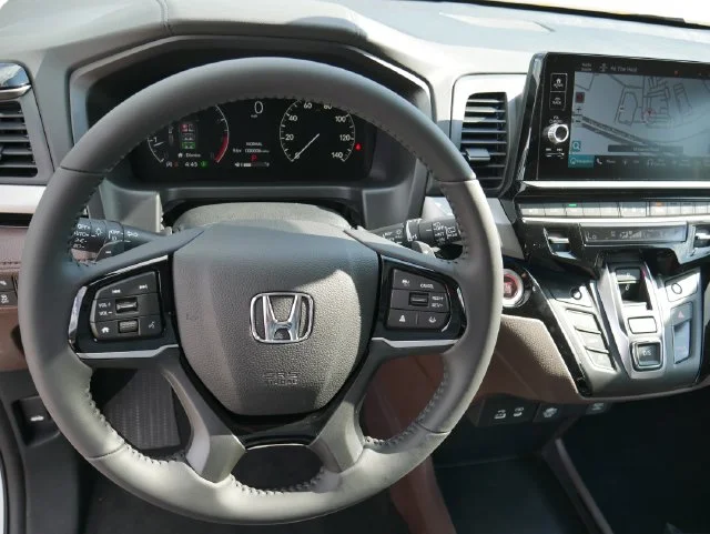 New 2027 Platinum White Pearl Honda Touring image 9