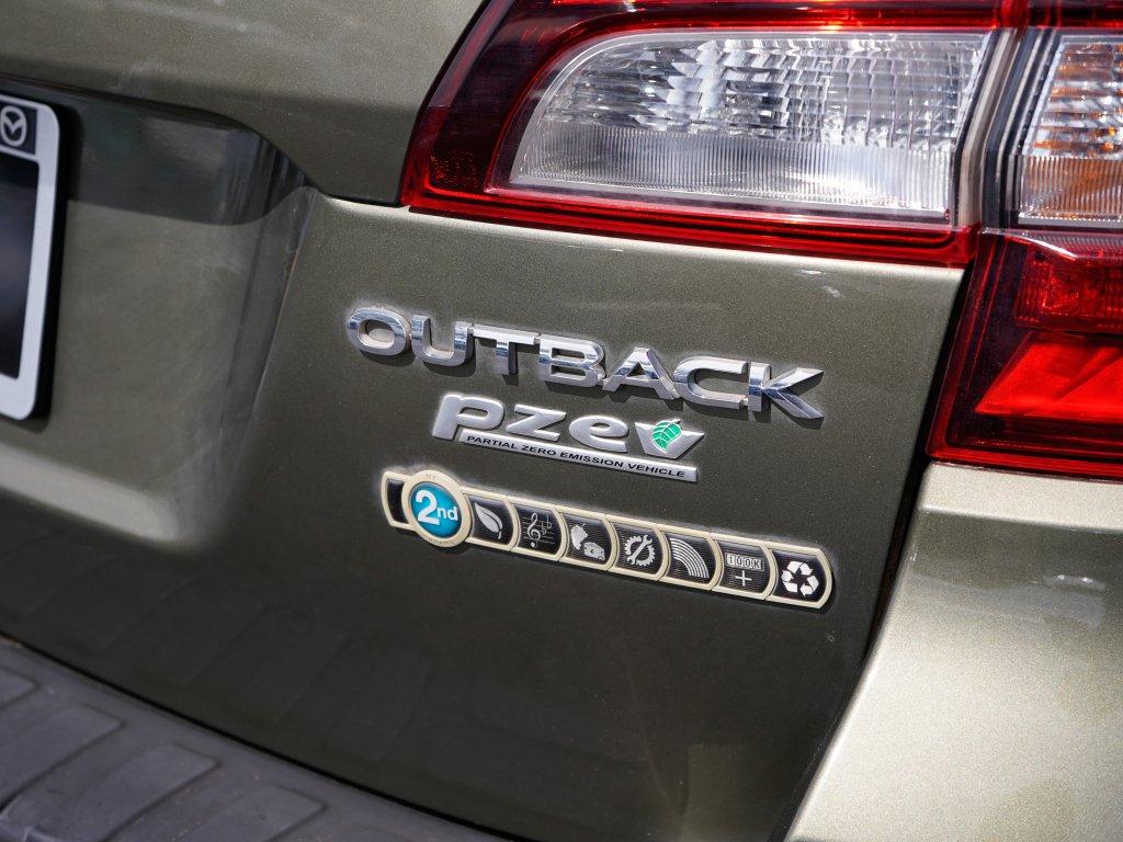 Used 2015 Wilderness Green Metallic Subaru 2.5i Premium image 15