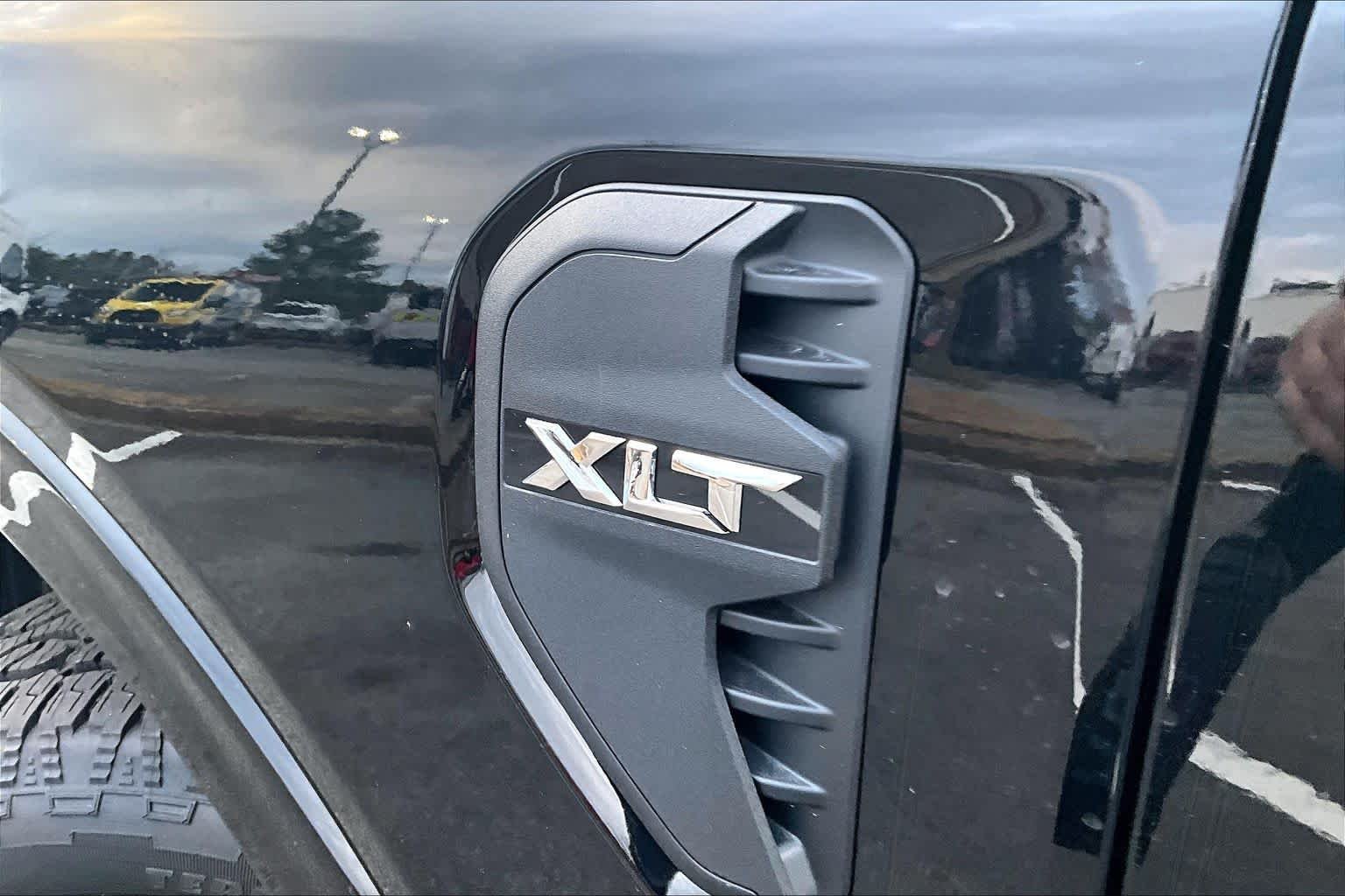 New 2025 Shadow Black Ford XLT image 15