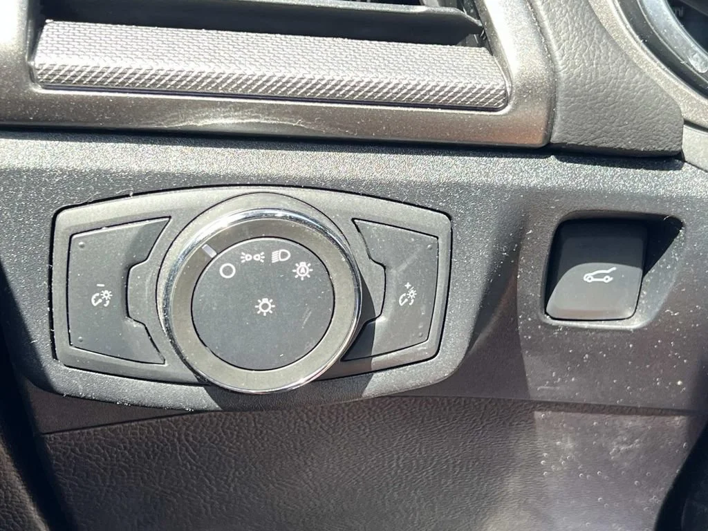 Used 2020 Gray Ford SE image 25