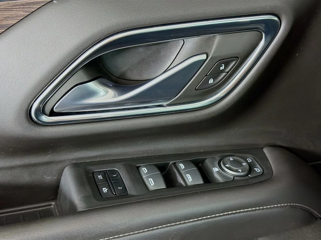 Used 2021 Gray Chevrolet Z71 image 18