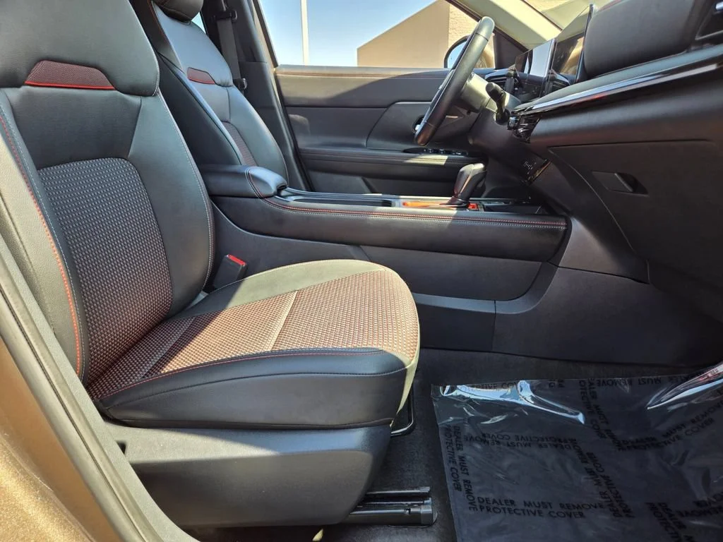 Used 2025 Canyon Bronze Met Nissan SR image 15