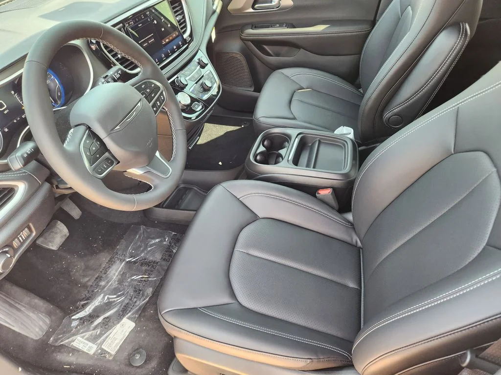 New 2027 Bright White Clear-Coat Exterior Paint Chrysler Select image 9