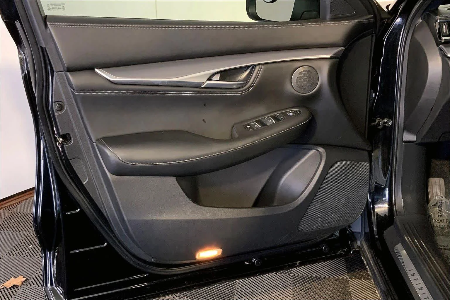 Used 2022 Mineral Black INFINITI LUXE image 22