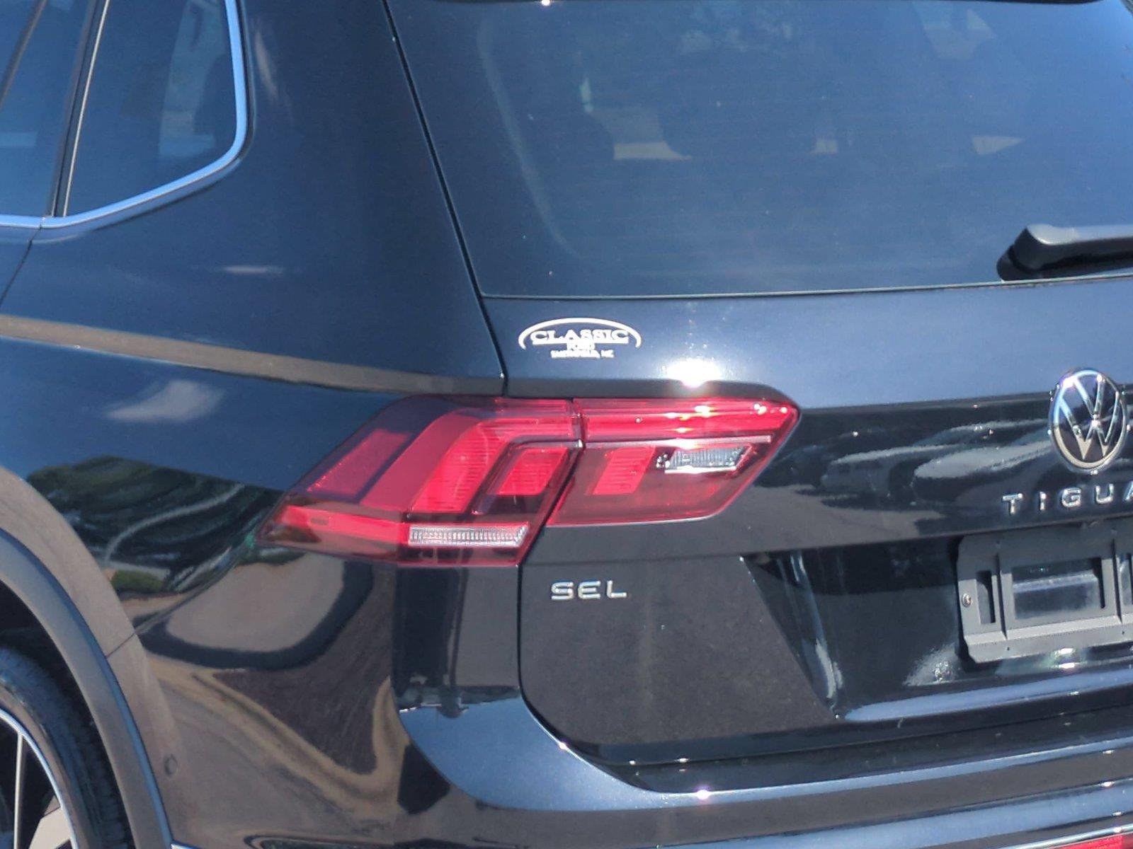 Used 2023  Volkswagen SEL R-Line image 11
