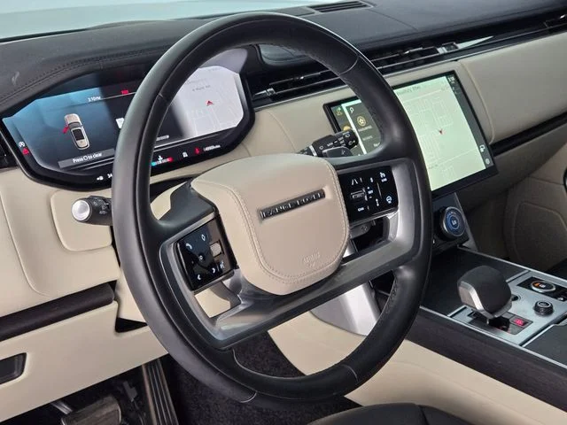 Used 2023 White Land Rover SE image 21