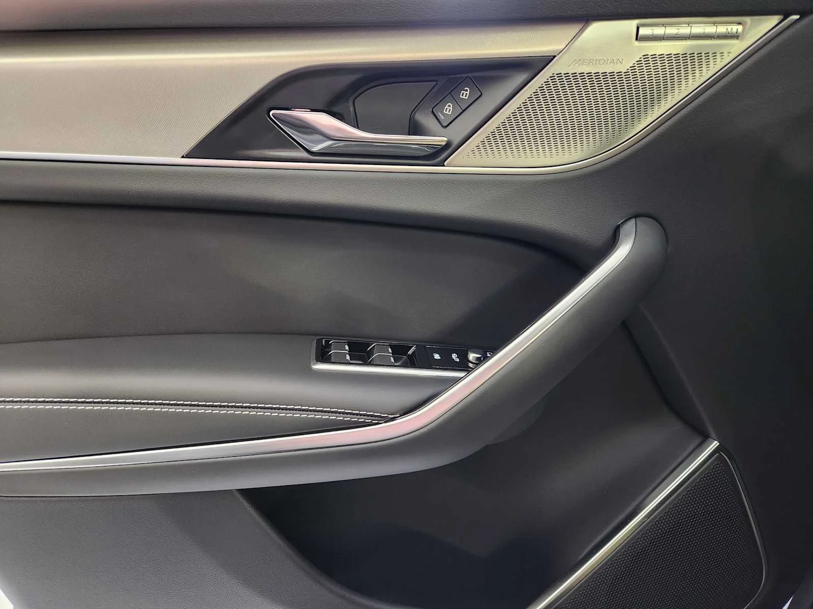 New 2026 Eiger Grey Metallic Jaguar R-Dynamic S image 41