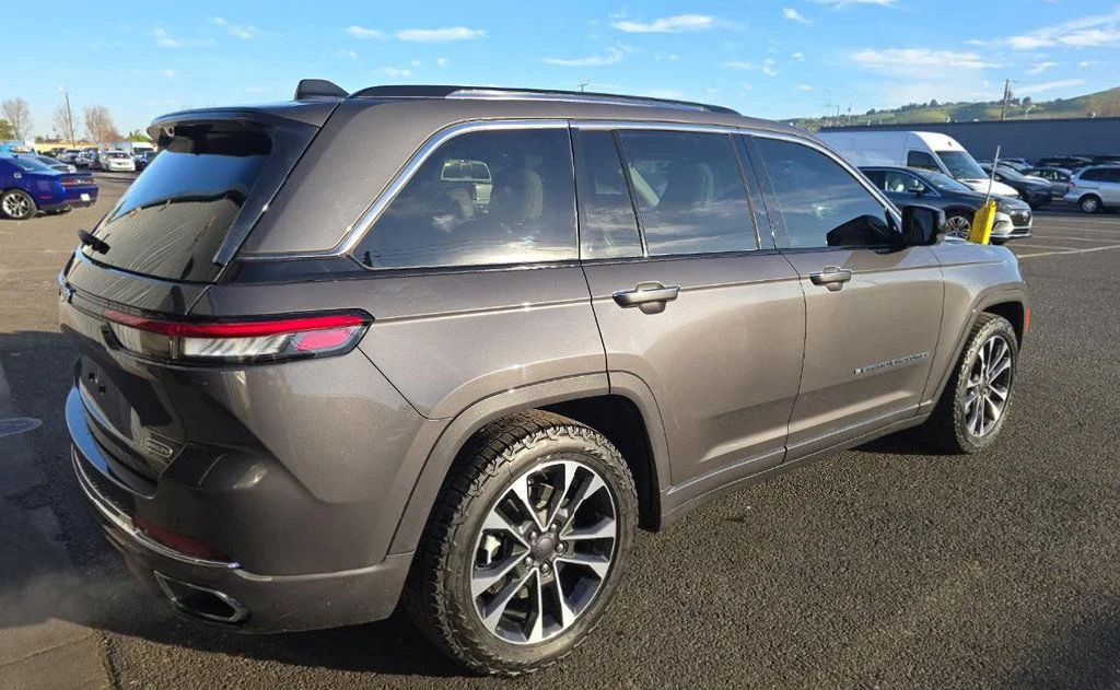 Used 2022 Gray Jeep Overland 4xe image 4