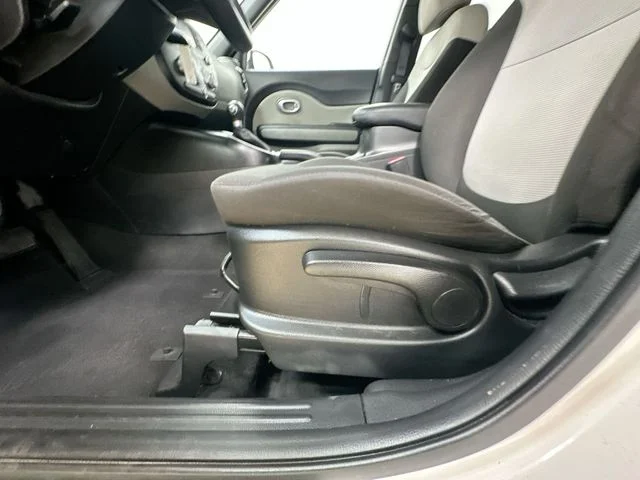 Used 2019 White Kia Base image 14