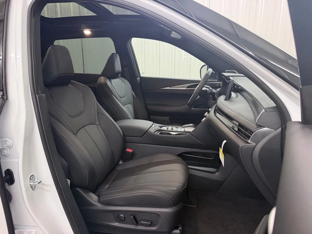 New 2027 2T RAD WHT INFINITI Sport AWD image 54