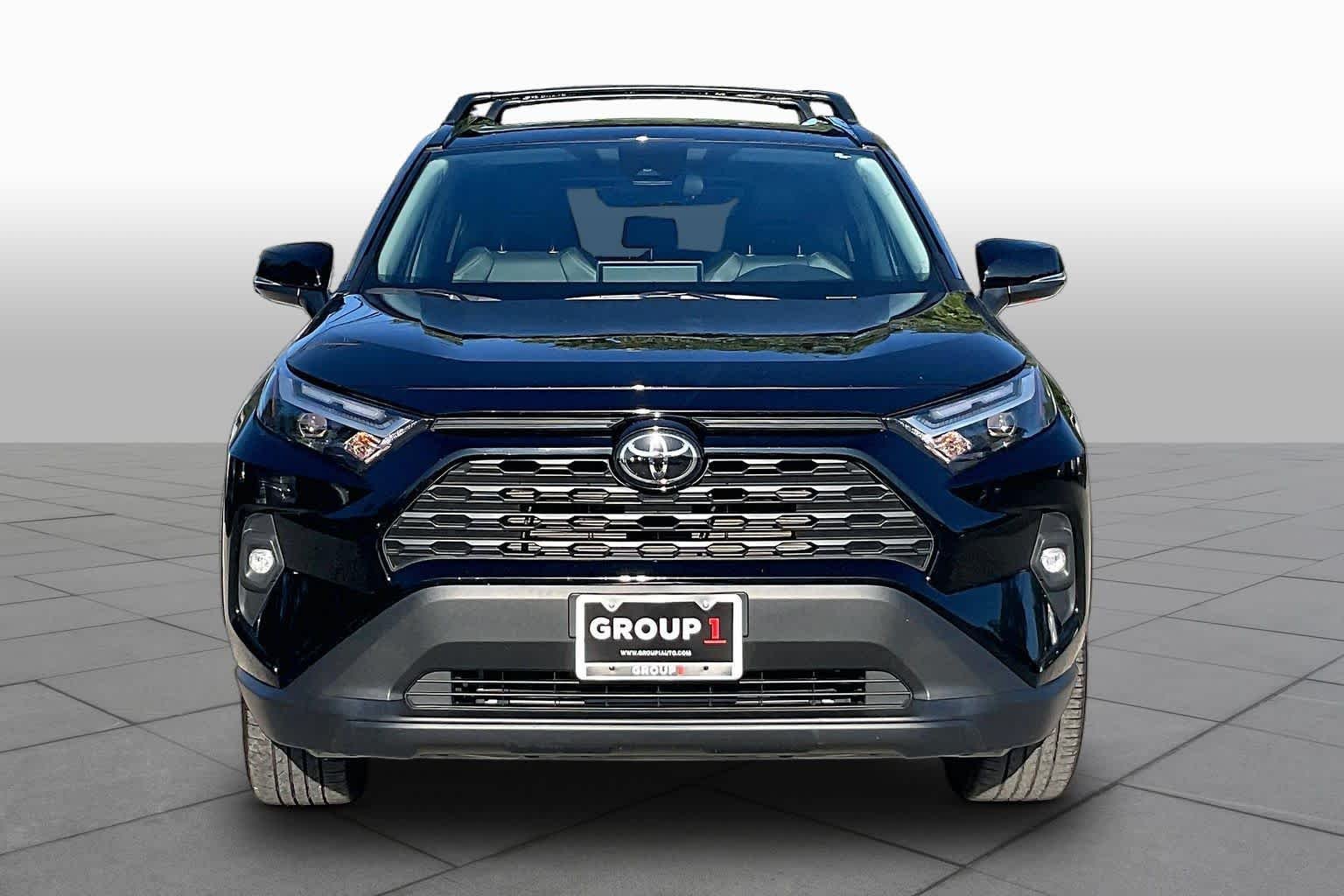 Used 2025 Midnight Black Metallic Toyota XLE Premium image 4