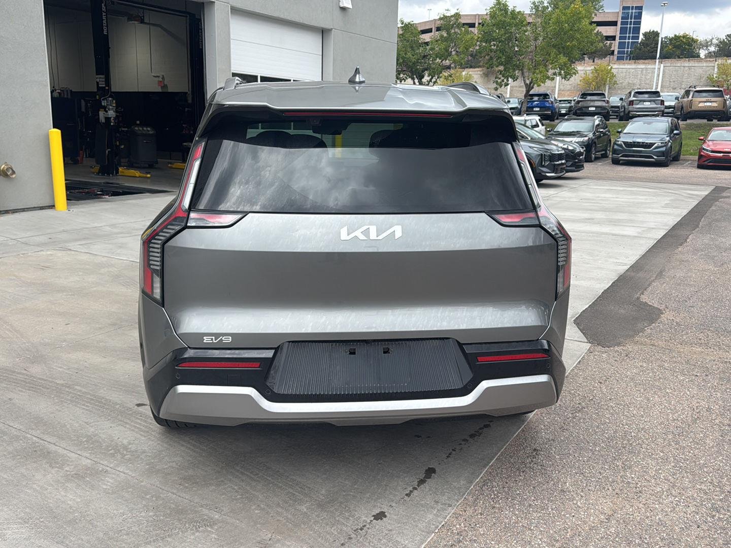 Used 2024 Pebble Gray Kia Land image 6