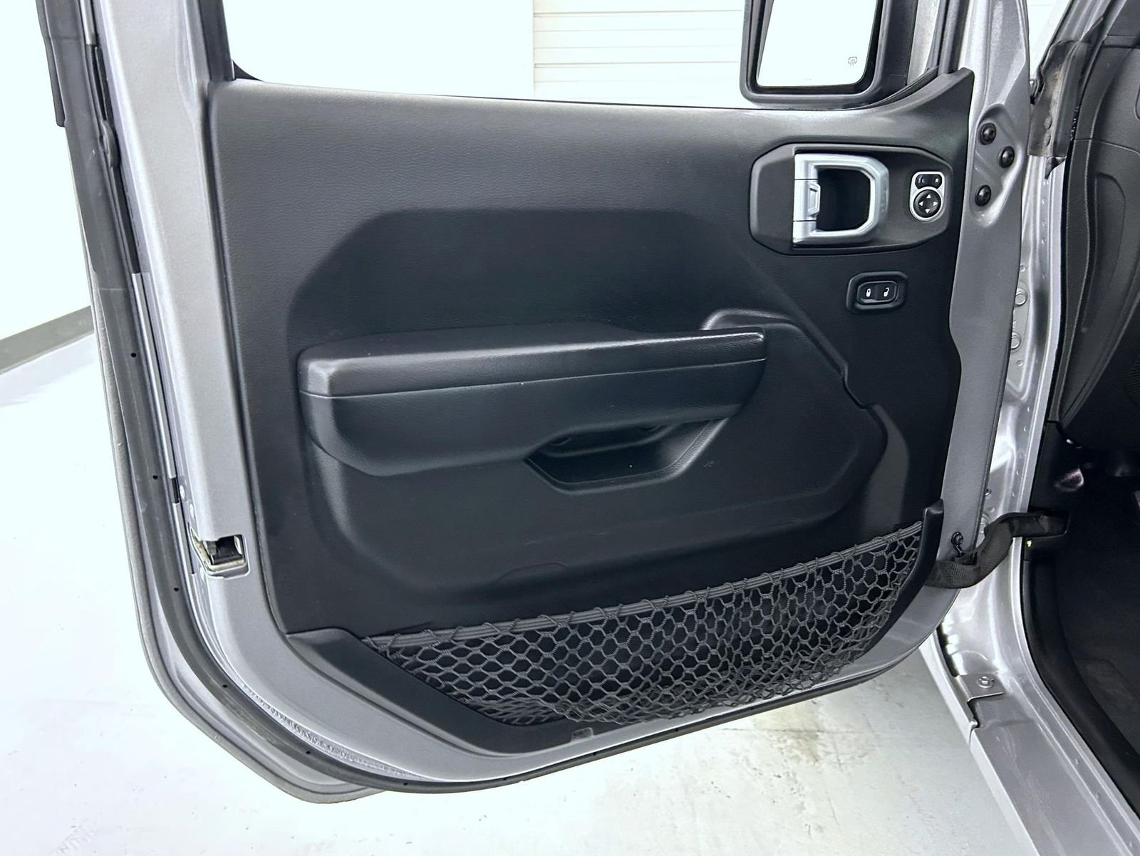 Used 2019 Silver Jeep Unlimited Sport S image 9