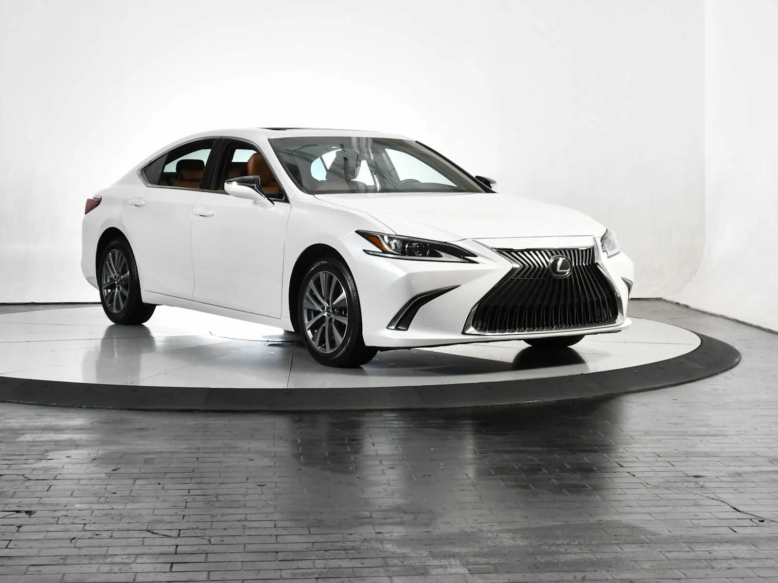 Used 2021 Eminent White Pearl Lexus  image 9