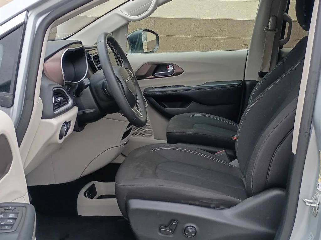 Used 2024 Silver Mist Clearcoat Chrysler LX image 16