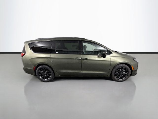 New 2027 Olive Green Pearl-Coat Paint Chrysler Limited image 8