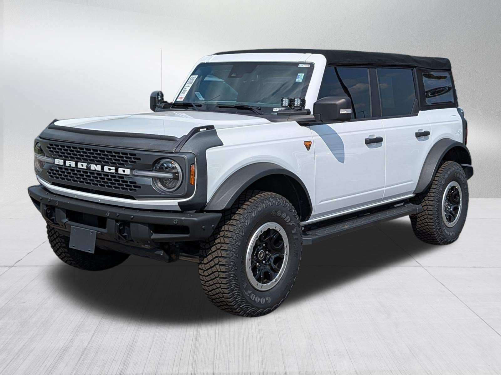 Used 2022 Oxford White Ford Badlands image 3