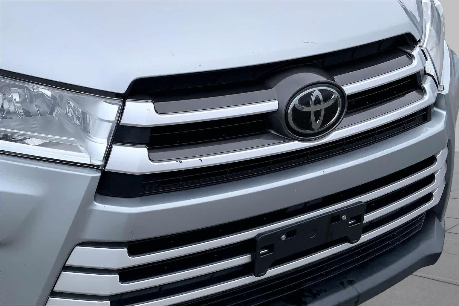 Used 2019 Celestial Silver Metallic Toyota XLE image 27