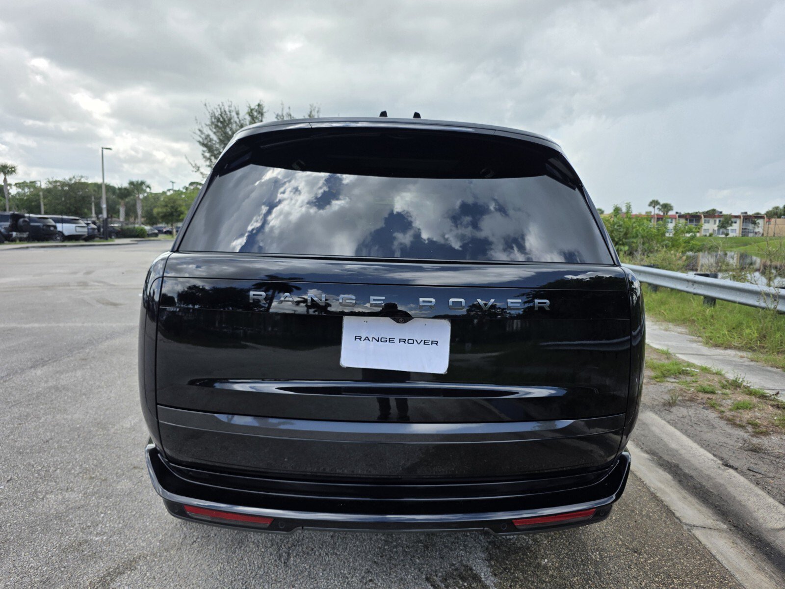 New 2027 Santorini Black Land Rover P550e SE image 6