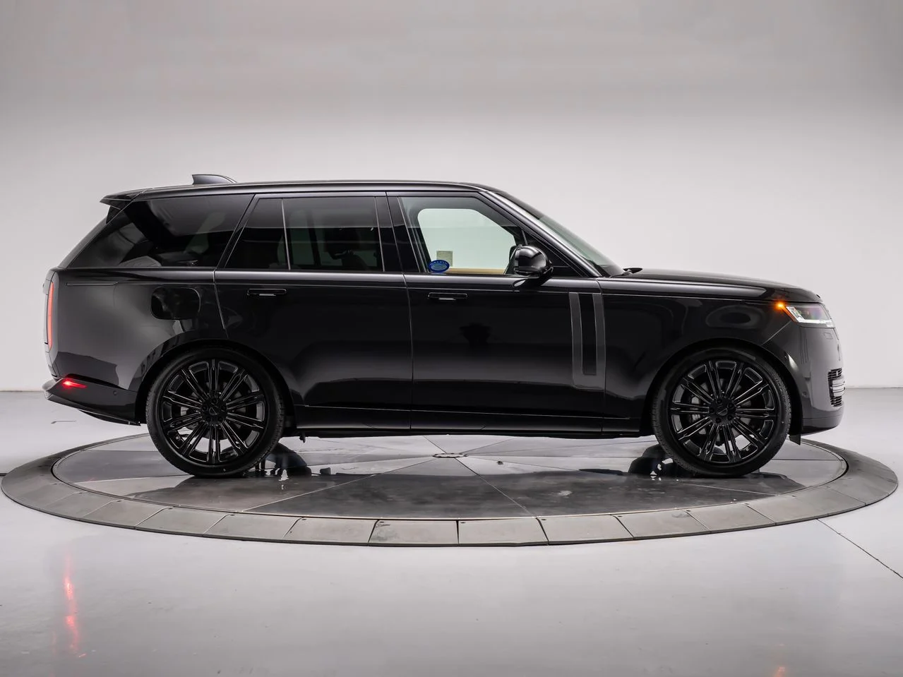 New 2026 Santorini Black Land Rover P400 SE image 6