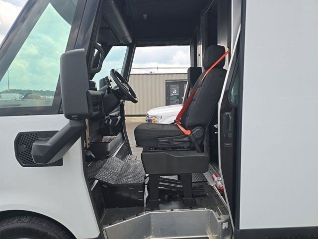 Used 2024 Oyster White BrightDrop Base image 6