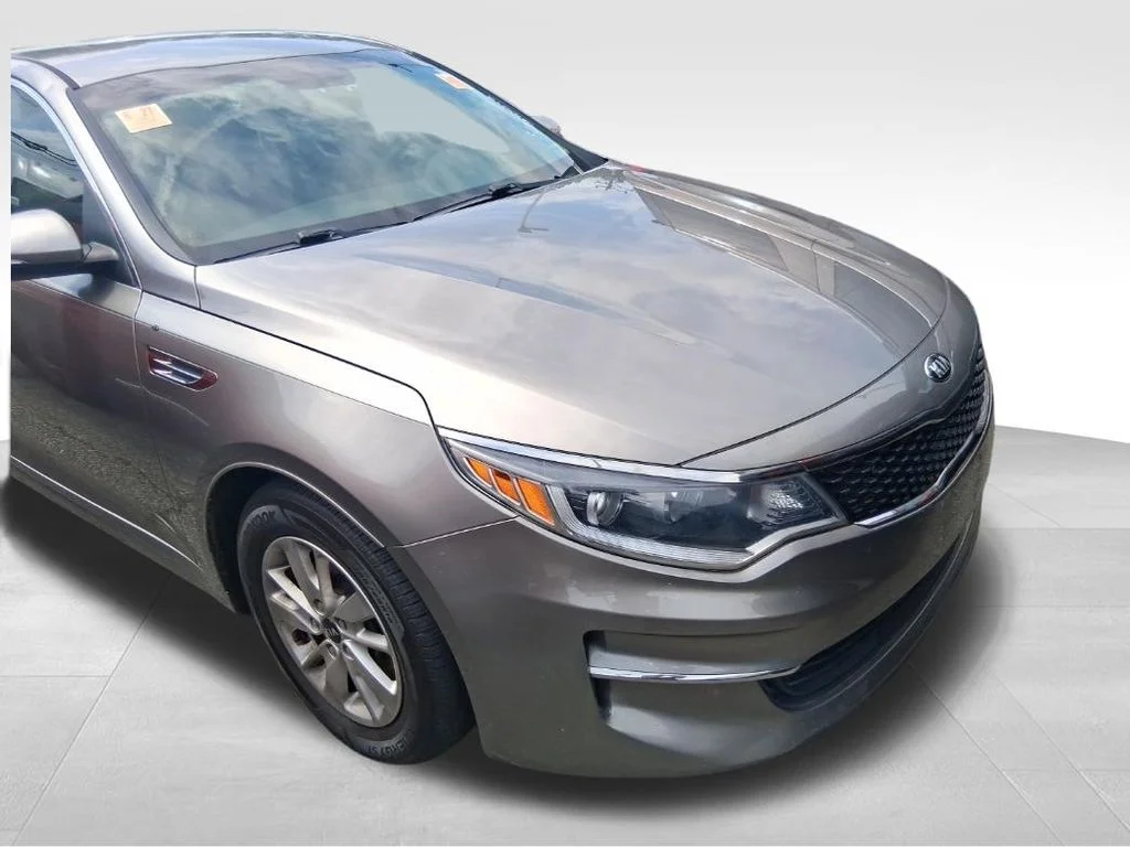 Used 2017 Silver Kia LX image 18