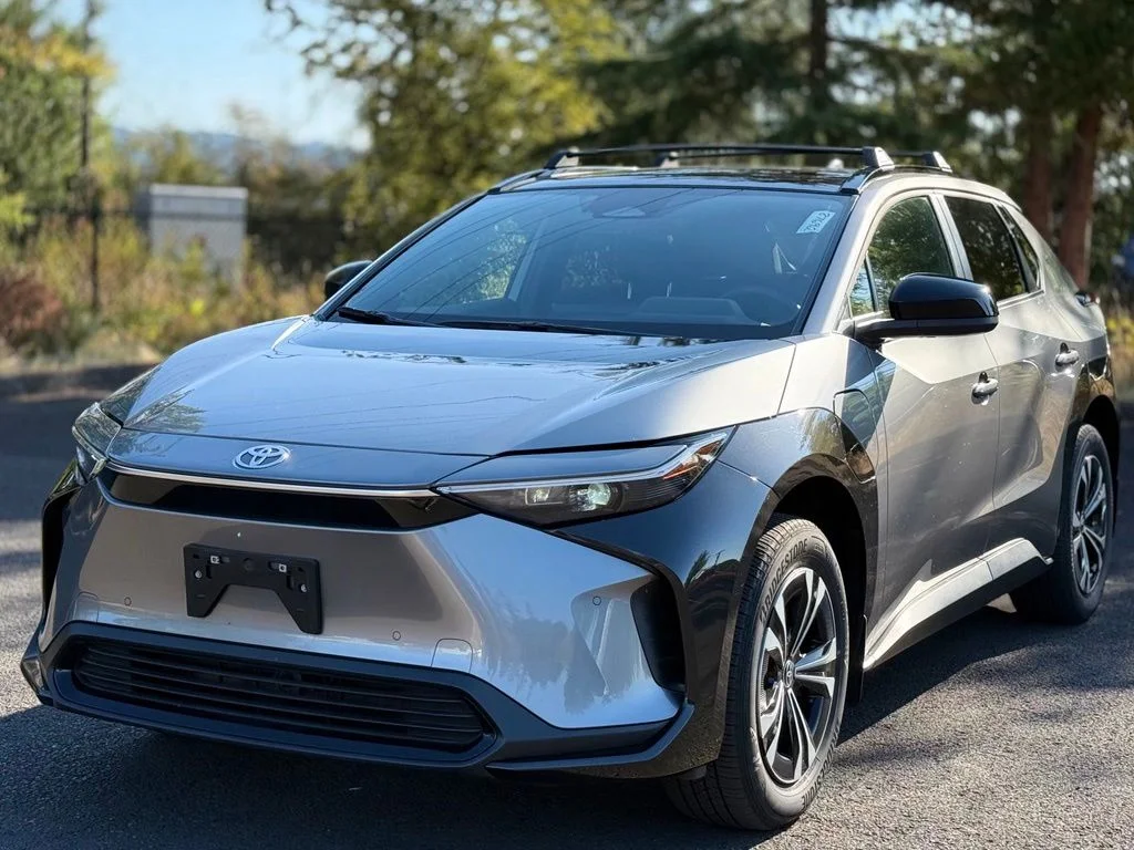 Used 2025  Toyota XLE image 1