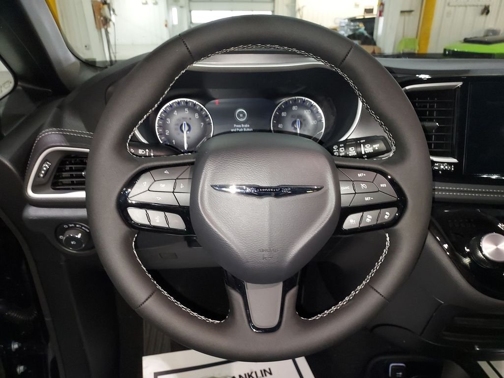 New 2026 Diamond Black Crystal Pearl-Coat Exterior Paint Chrysler Select image 20