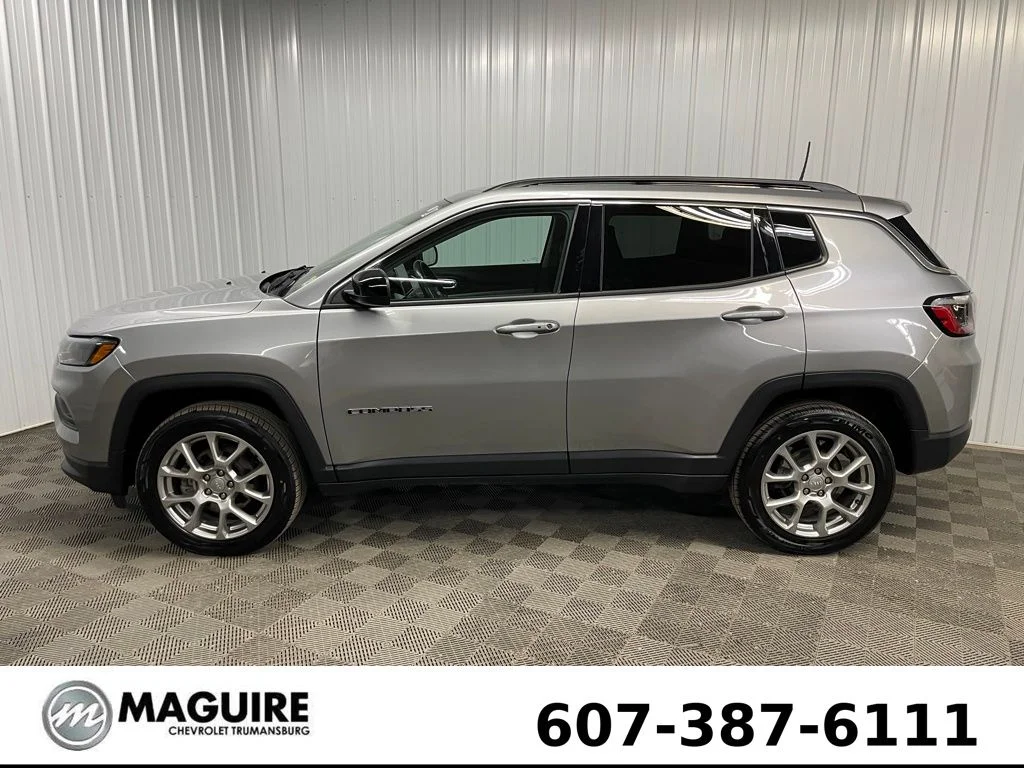 Used 2022 Silver Jeep Latitude Lux image 7