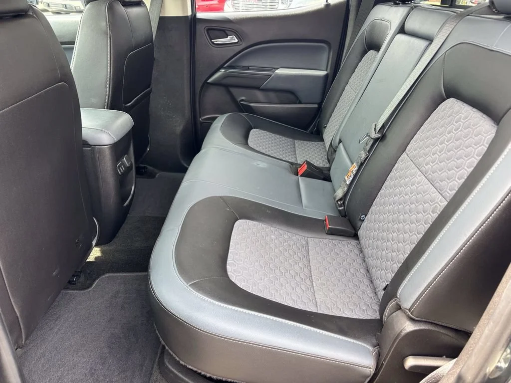 Used 2018 GRAPHITE METALLIC Chevrolet 2WD Z71 image 18