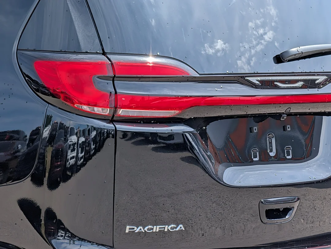 New 2027 Black Chrysler Select - - AWD - 3.6L Pentastar V6 - Adaptive Cruise Control - Blind Spot Monitor & More! image 11