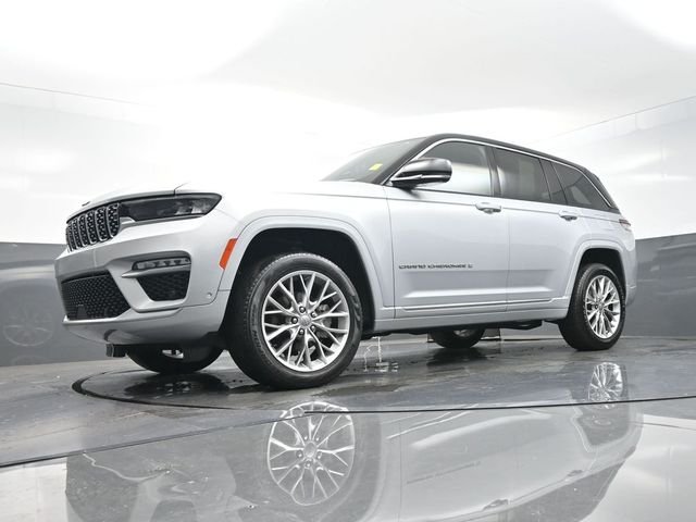 Used 2023 Silver Jeep Summit image 34