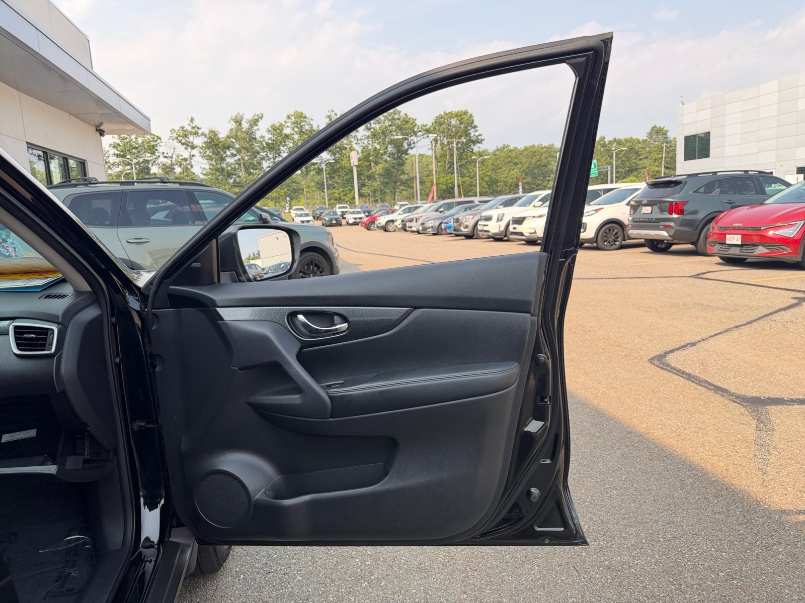 Used 2015 Super Black Nissan SL image 32
