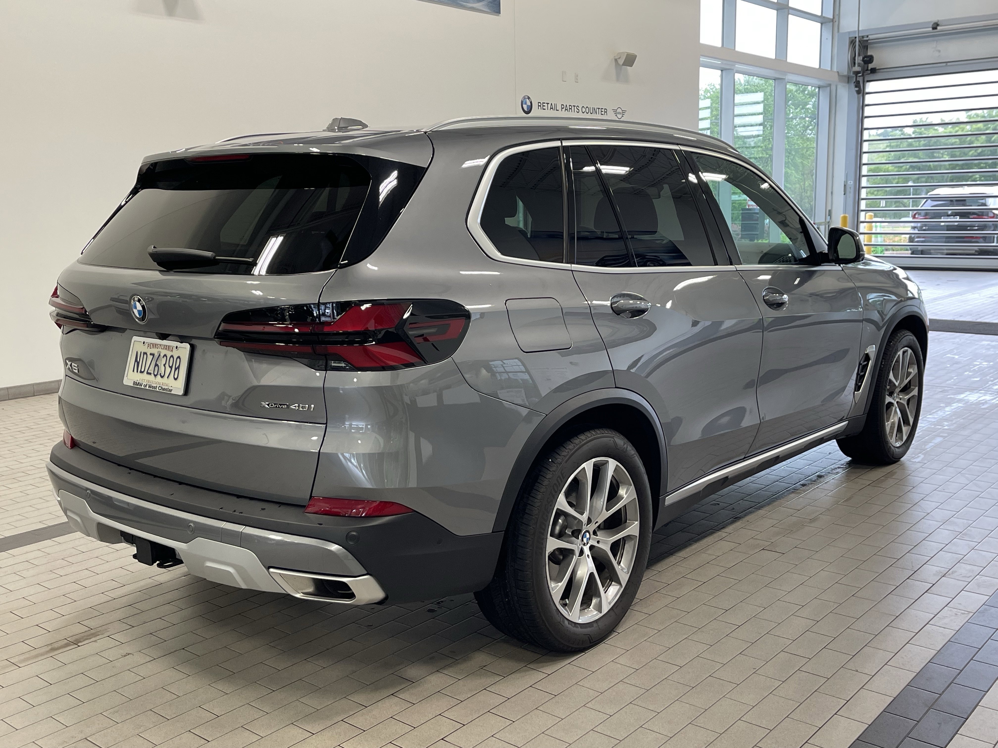 Used 2026 SKYSCRAPER GREY M BMW xDrive40i image 5
