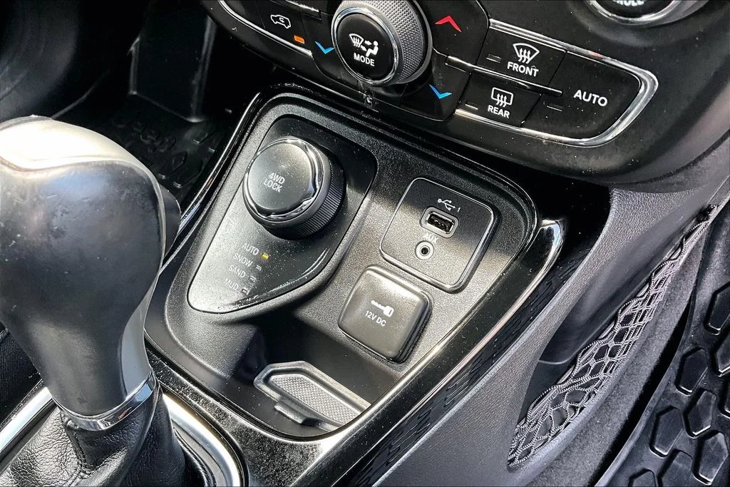 Certified Used 2019 White Jeep Latitude image 16