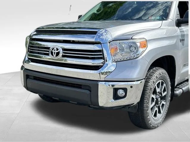 Used 2017 Silver Toyota SR5 image 9