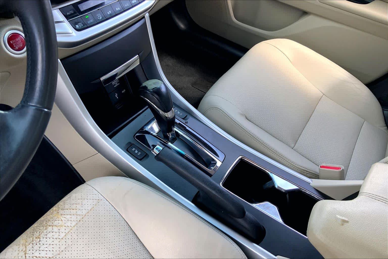 Used 2014 Champagne Frost Pearl Honda EX-L image 17