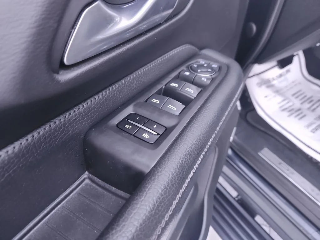 Used 2022 Green GMC Denali image 13