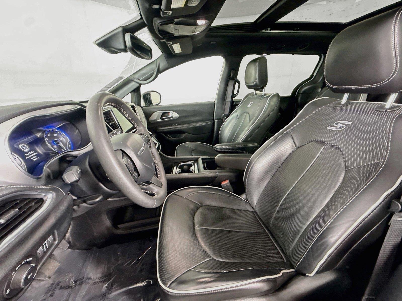 Used 2025 Bright White Clearcoat Chrysler Limited image 3