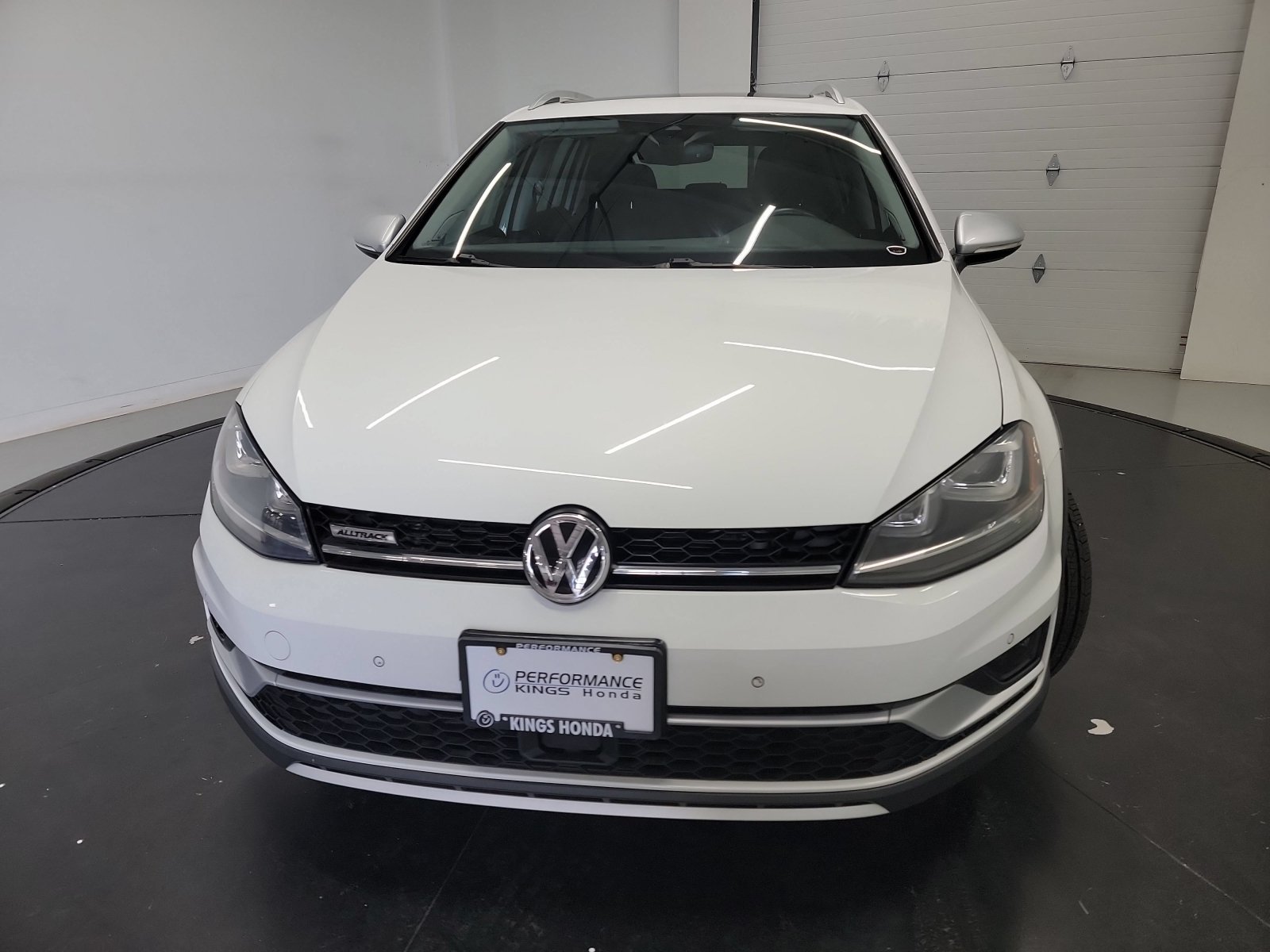 Used 2017 Pure White Volkswagen SEL image 2