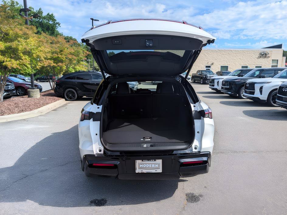 New 2027 2T RAD WHT INFINITI SPORT image 24
