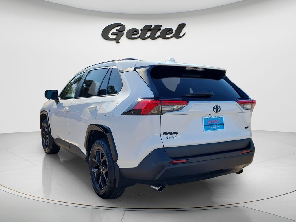 Used 2021 White Toyota XLE image 7