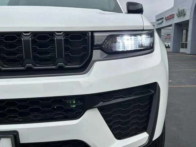 New 2026 Bright White Clear-Coat Exterior Paint Jeep Laredo image 3