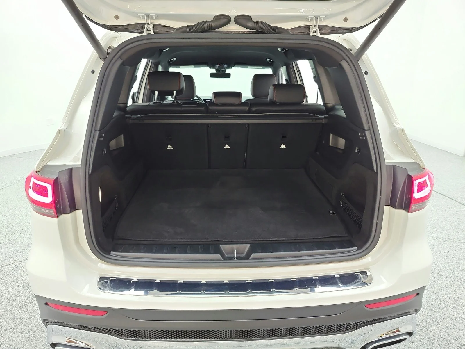 Used 2022 Polar White Mercedes-Benz GLB 250 SUV image 16