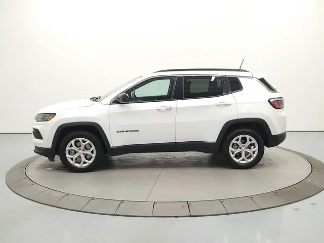 Used 2024 White Jeep Latitude image 5